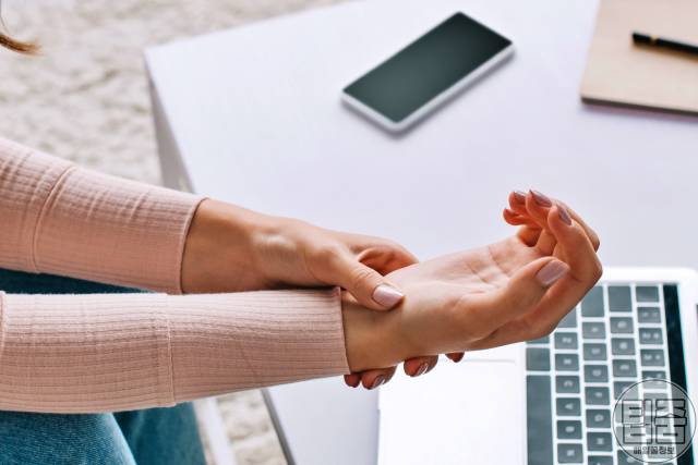 스마트폰 중독 증상 휴대폰 중독 증상 부작용 손목터널증후군