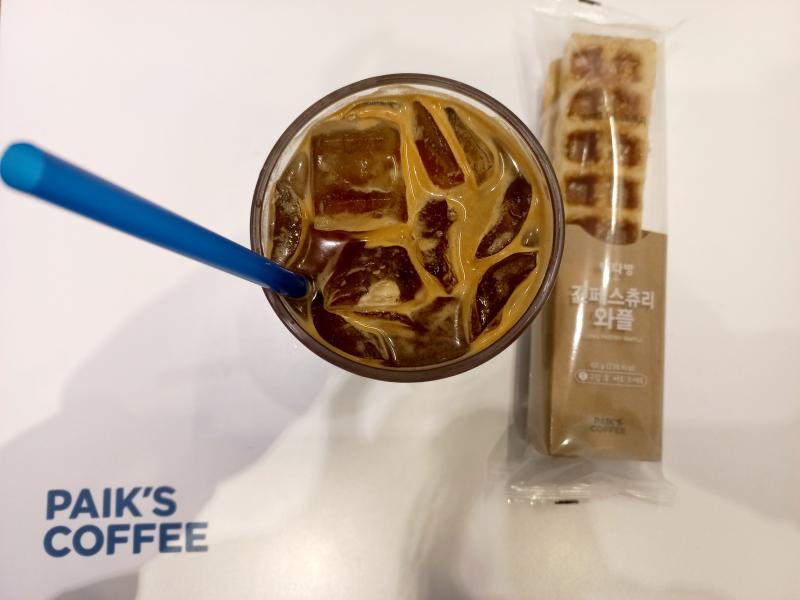 빽다방 아이스 아메리카노와 긴 페스츄리 와플