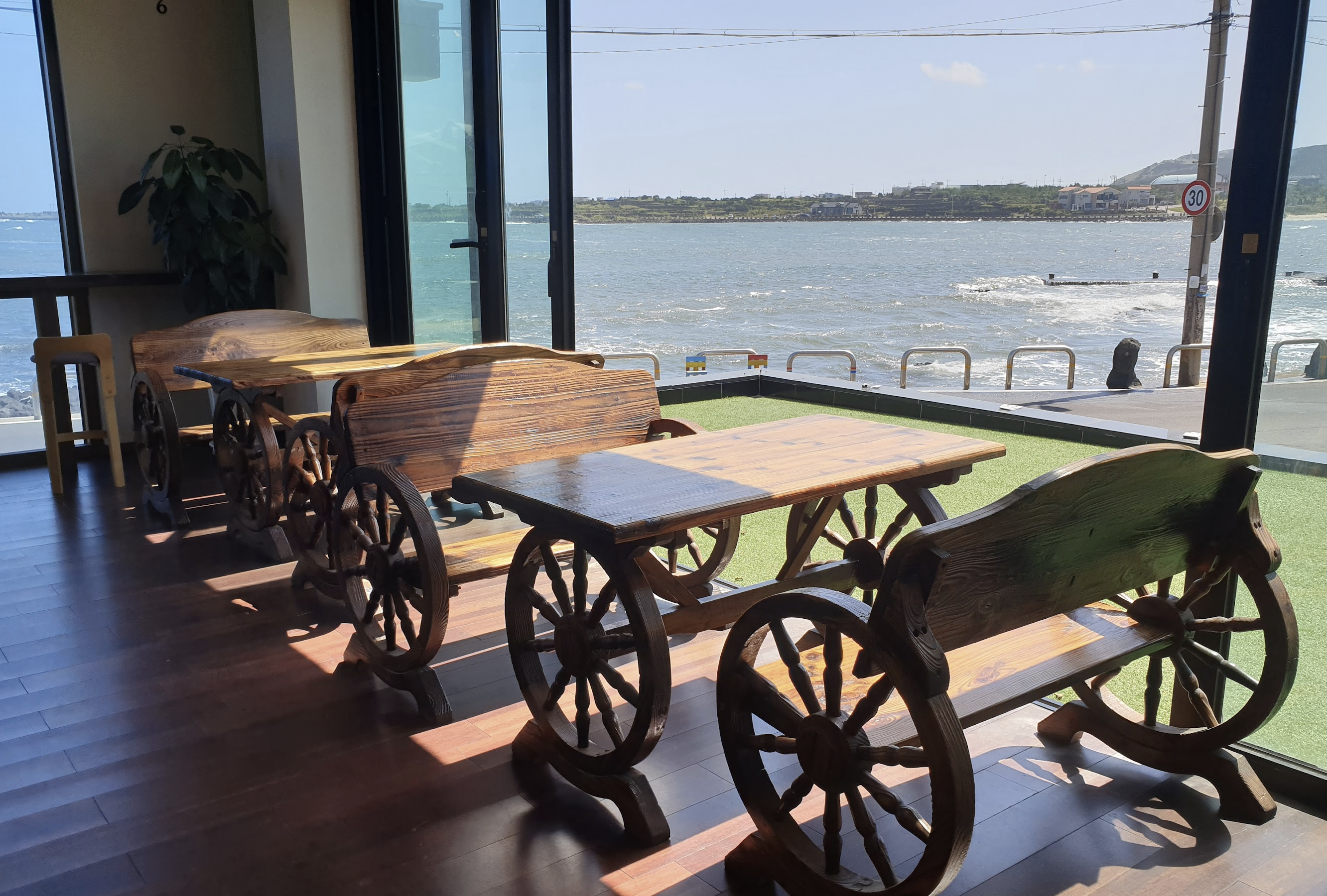 바닷가 카페 모습