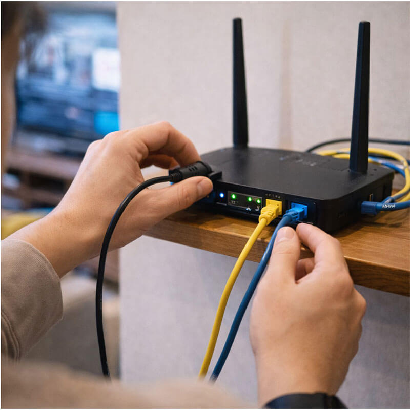 와이파이 끊김 문제로 공유기 전원과 연결 상태를 점검하는 생활 장면