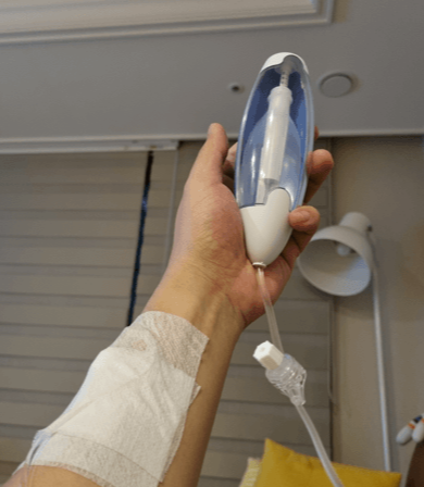 몸에 맞는 진통제를 손으로 들고 있는 모습