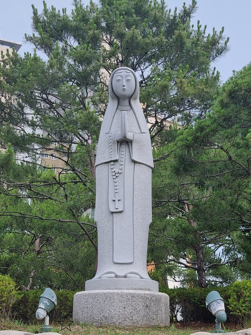 대구 범어동 주교좌성당에 있는 성모상 사진입니다. 최종태 요셉 선생님의 작품입니다.