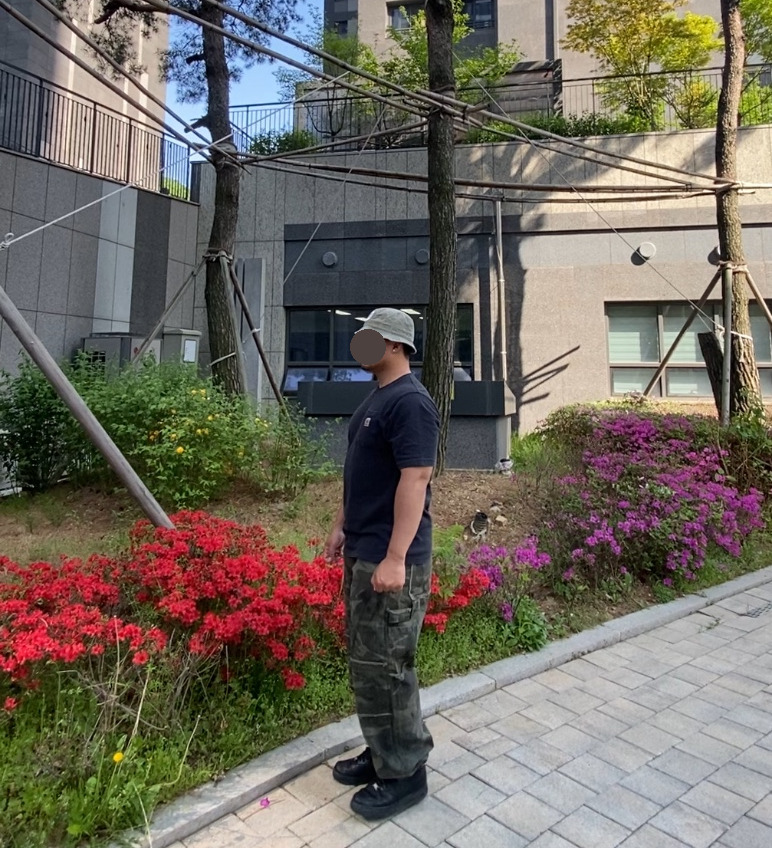 데일리룩('26. 4. 26.)로얄라이프 워싱 데님 벙거지 버킷햇, 칼하트 포켓 반팔티셔츠 K87, 테이크이지 카모 카모플라쥬 밀리터리 더스티 카펜터 팬츠, 나이키 덩크하이 올블랙