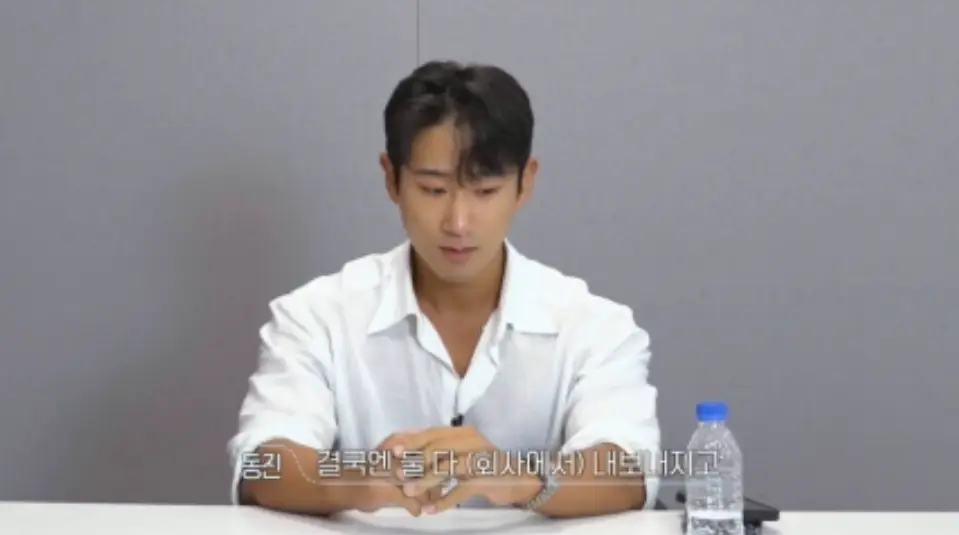 환승연애3-
옆가르마에 이마를 내놓고 흰색셔츠에 두팔을 걷은채 바닥을 바라보는 서동진