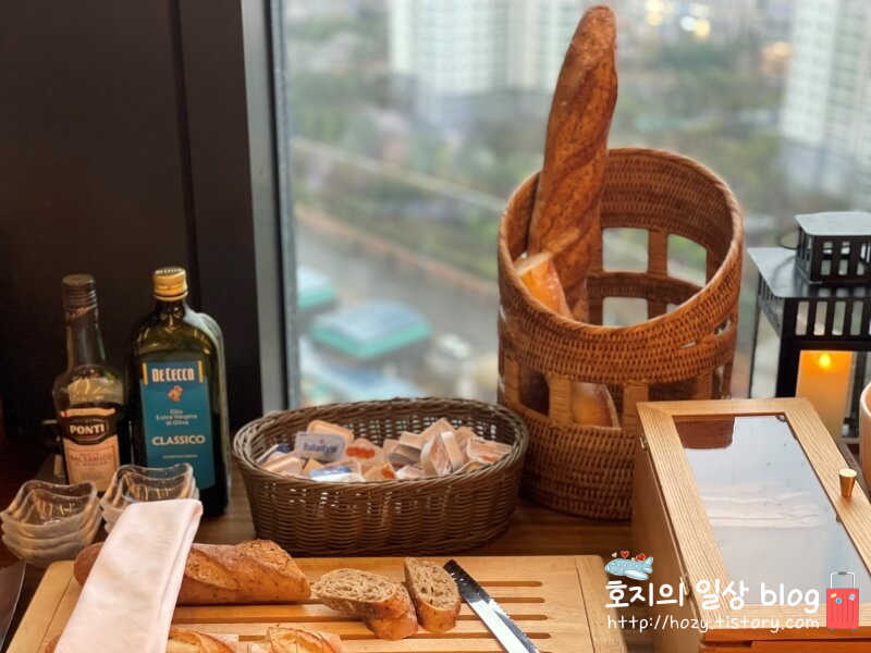 코트야드 메리어트 수원 이그제큐티브 라운지 해피아워 메뉴_빵