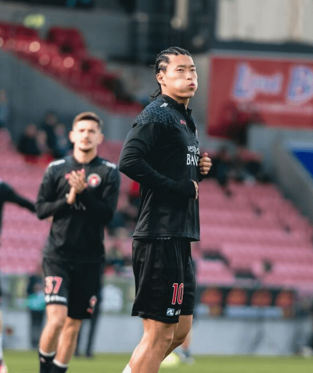 레게머리를 한 조규성 선수가 경기 준비중인 장면