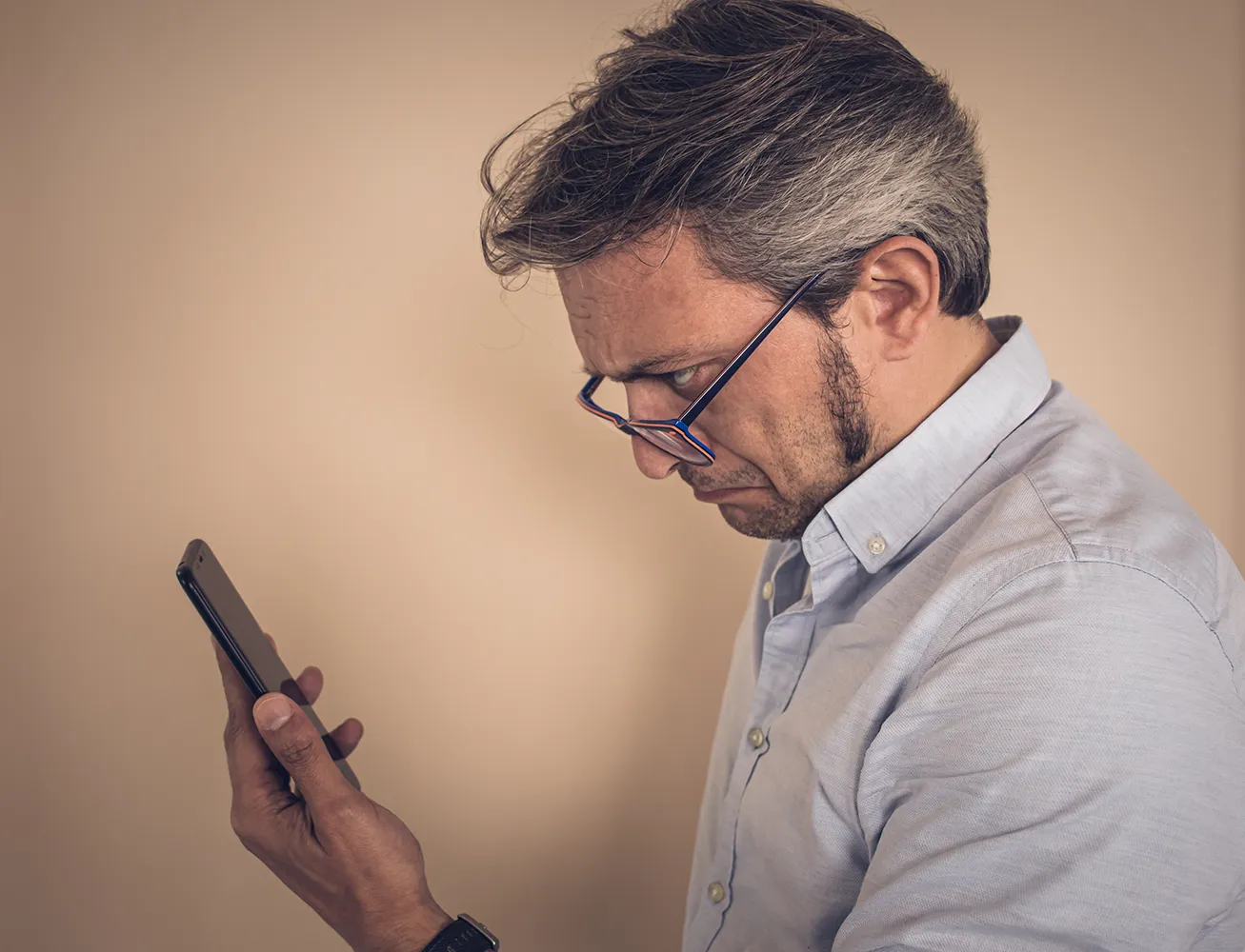 휴대폰을 보고 있는 노안 남성