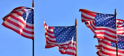 펄럭이는 미국 국기들