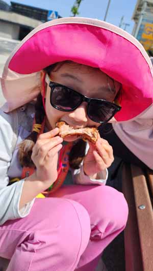 순례길 후 맛있는 등갈비 먹는 중