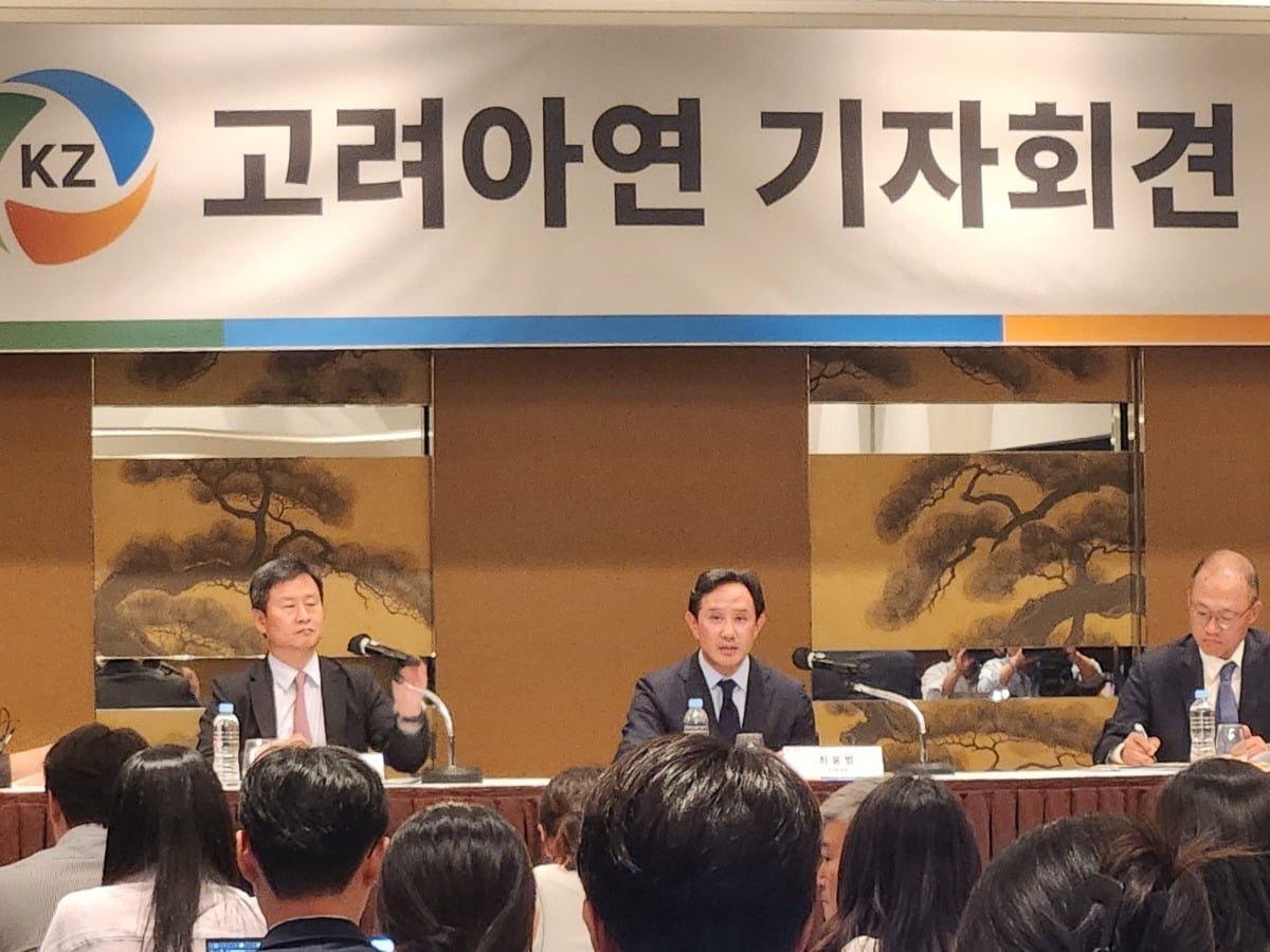 최윤범 고려아연 회장이 10월 2일 오후 서울 용산구 그랜드하얏트 호텔에서 열린 고려아연 기자회견에서 취재진 질문에 답하고 있다.