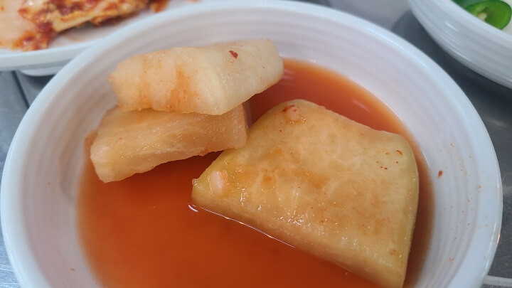 오가네소머리국밥-깍두기