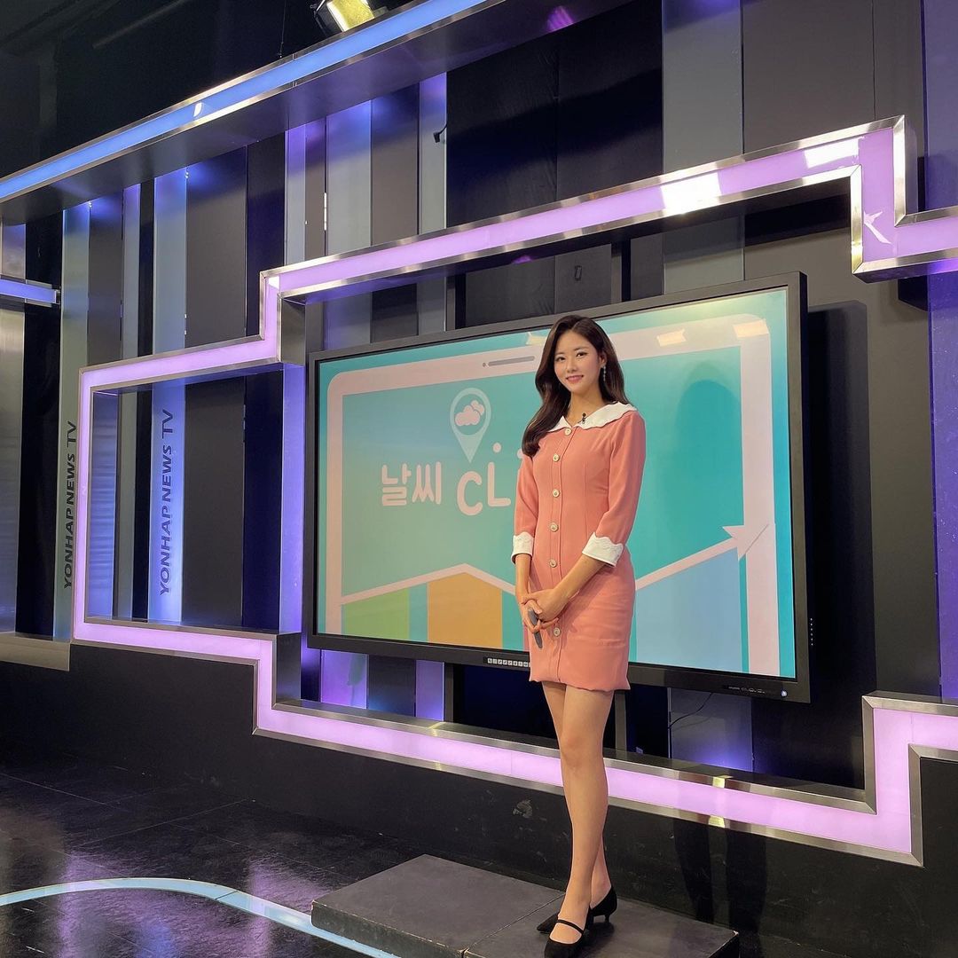 김규리 기상캐스터 방송 중 진행 사진
