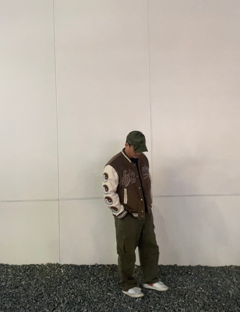 데일리룩(오뭘입)_도미넌트 야구점퍼 바시티 스타디움 재킷, 어커버 반팔, 프리즘웍스 카고 바지, 나이키 블레이저 로우, 남자데일리룩, 남자데일리코디, 남자데일리패션, ootd