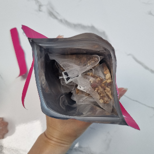위생적인 장기 보관이 가능한 호박팥차 핑쿠티 지퍼백 포장 상태와 내부 티백 상세 사진