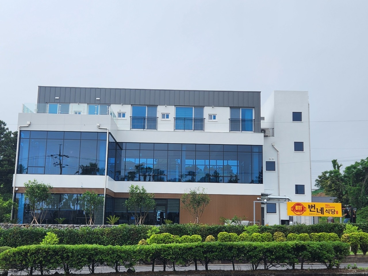 주소 이전한 번네식당 외부