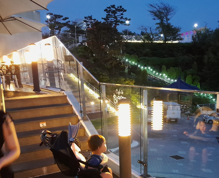 계단에 조명이 은은히 비치고 산의 풍경이 보인다