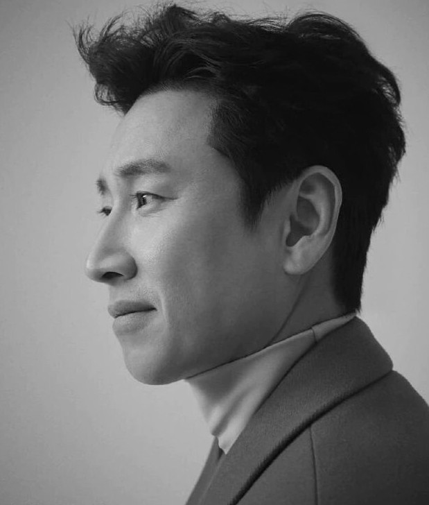 이선균이-폴라티와-재킷을-입고-미소를-띈-옆모습-사진