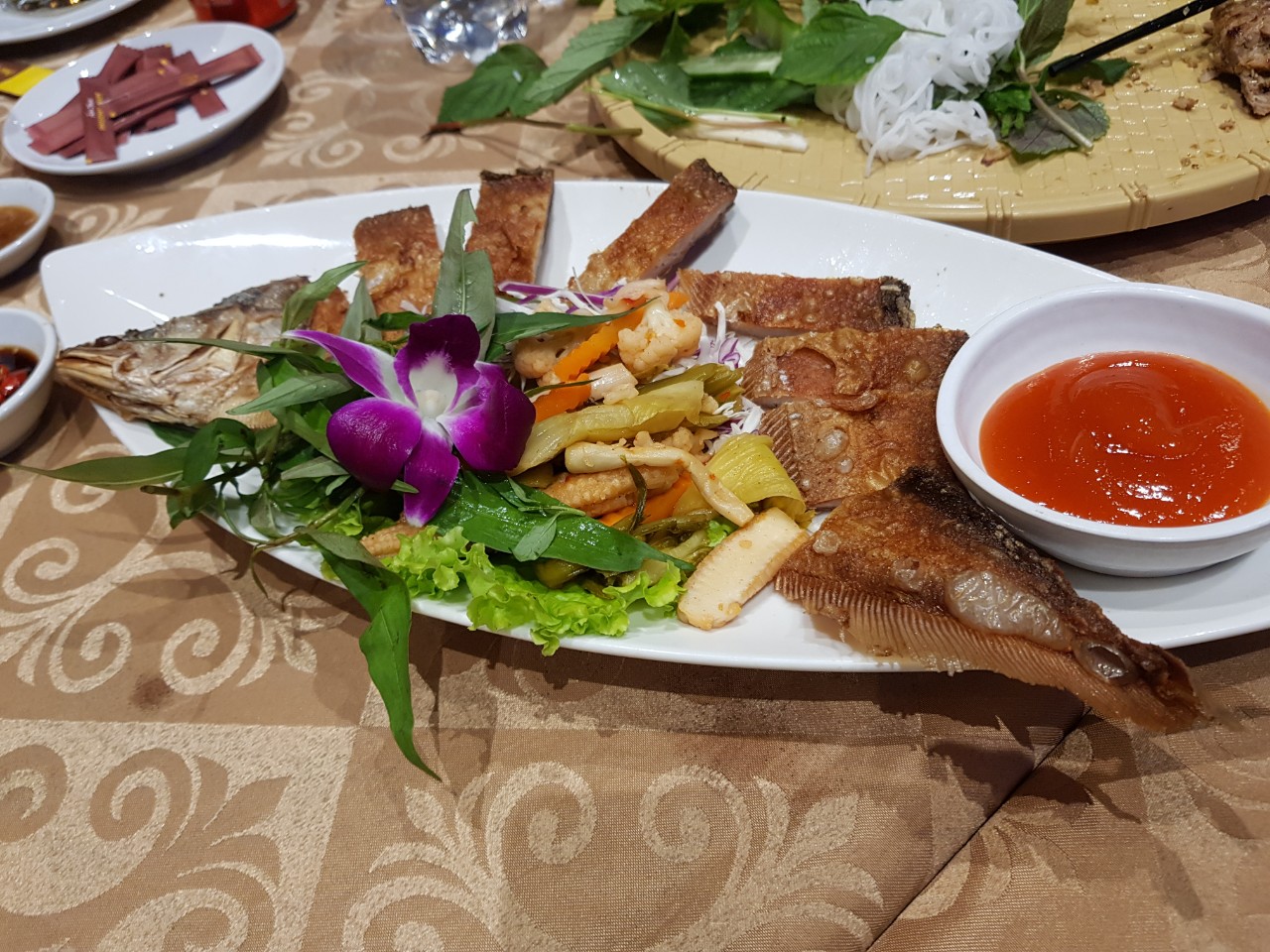 동나이 롱탄 로컬 맛집 Am Thuc Phuong Nam - Ca Thac Lac Chien Gion(생선 어묵 튀김)