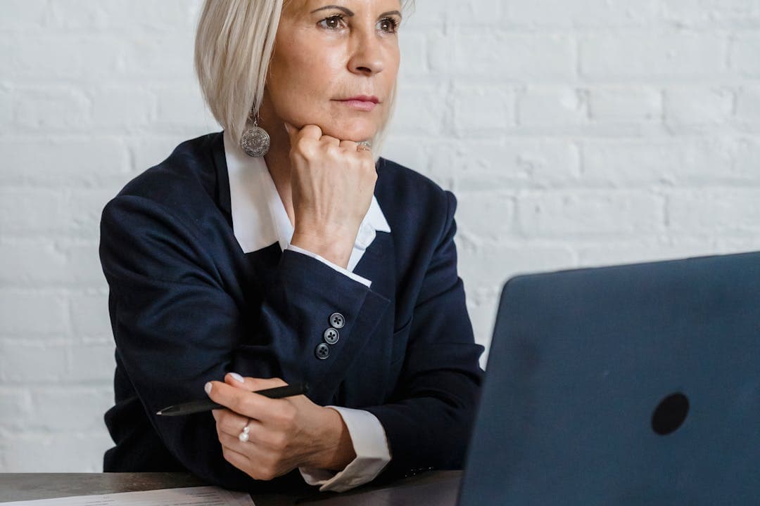 노트북 앞에서 창업 전략을 고민하는 여성 CEO