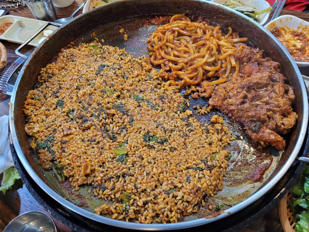산속에 닭갈비 철판 위 볶음밥 완성 모습