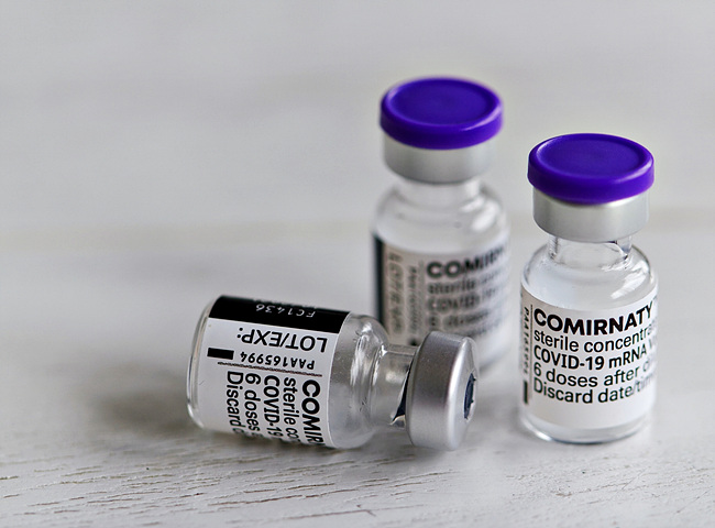 코비드-19용-화이자-백신-3개로-2개는-세워져-있고-1개는-쓰러져-있다