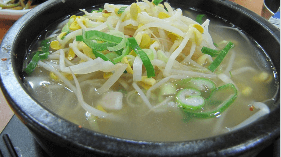 뚝베기 담겨 있는 콩나물국