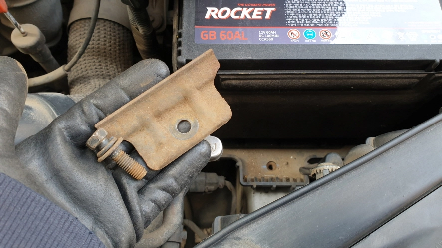 배터리 고정 부품