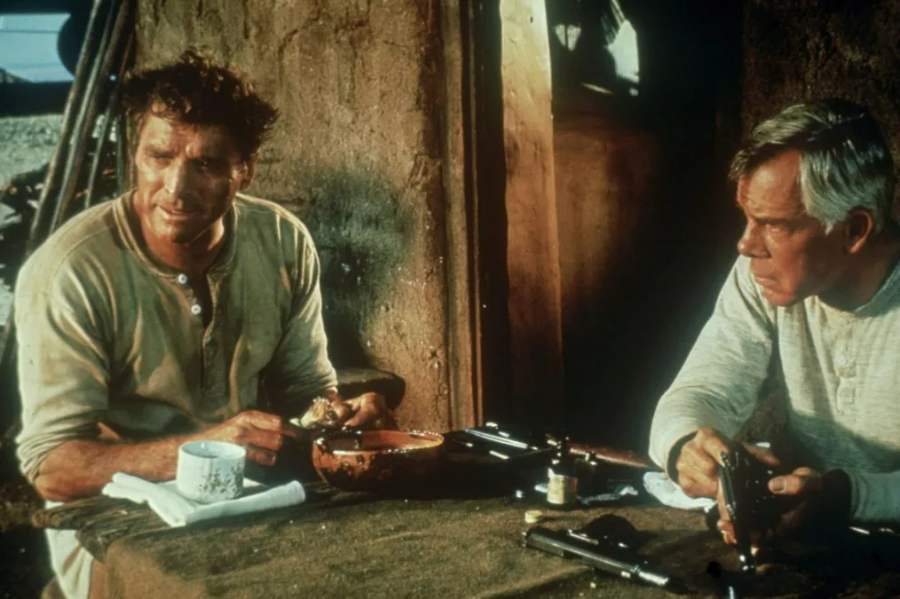 돌워스와 리코가 식사하면서 총을 손질하는 모습