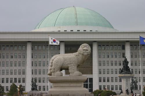 비상계엄, 계엄령, 대한민국 헌법 제77조, 계엄법, 군의 역할, 국회 기능, 국민 기본권 제한, 이동 제한, 언론 검열, 계엄 해제, 국회 마비, 시민단체, 국제 사회, 민주적 대응, 검문소 설치, 공공 안전 유지