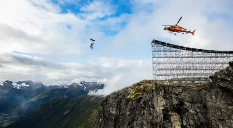 낭터러지에 오토바이를 타고 떨어지는 미션 임파서블 7의 톰 크루즈
스턴트 액션 촬영 장면
