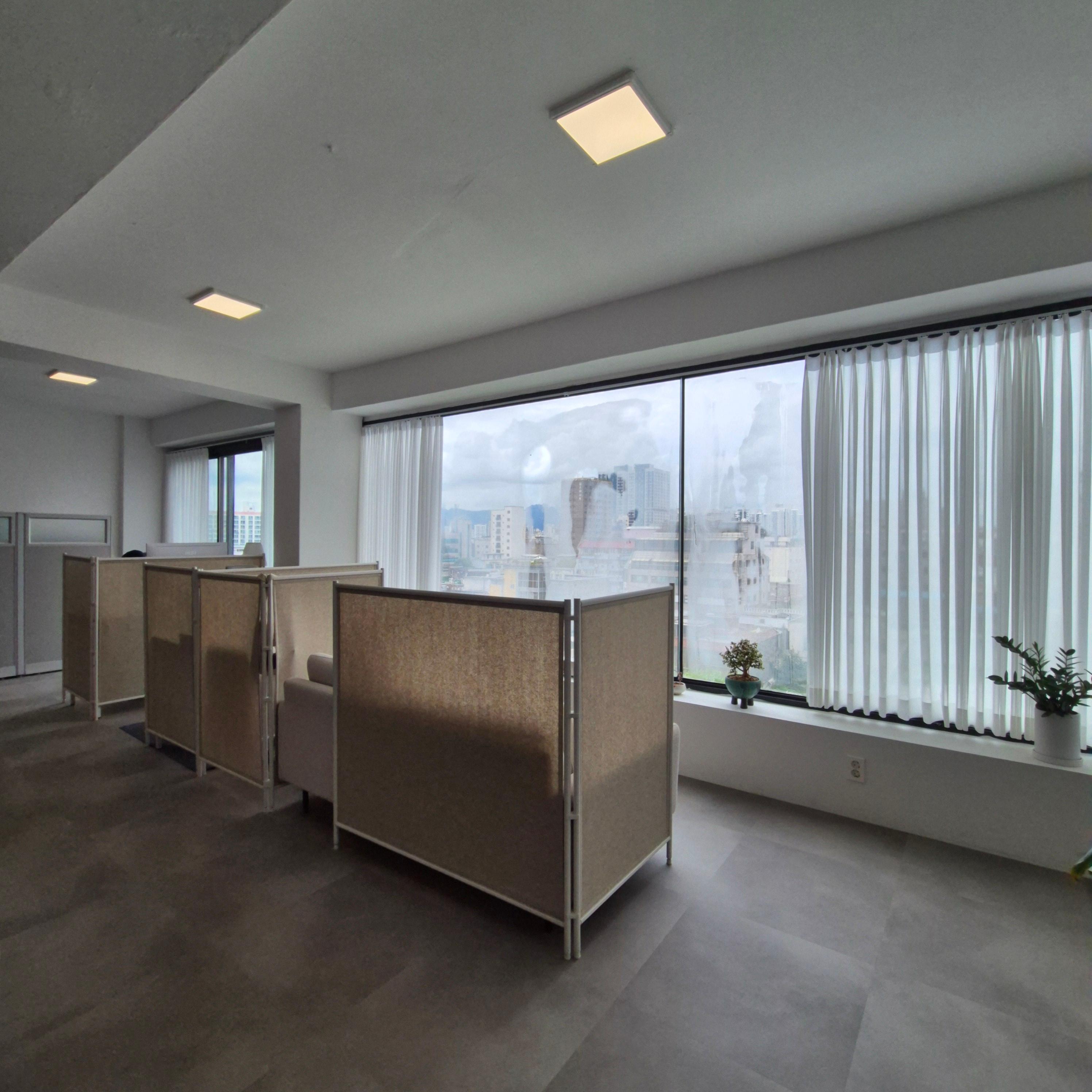 디멘션오피스 내부 모습 : 통창이 보이는 휴게실