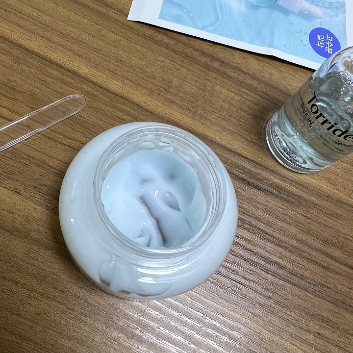 제일 애정하는 토리든 수분 크림입니다. 촉촉하니 너무 좋아요. 은근히 오래 사용할 수 있습니다.