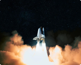 우주 개발 경쟁 시대가 로켓 발사 장면과 함께 시작되는 모습