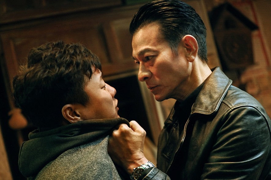 남자의 멱살을 잡고 있는 유덕화의 모습