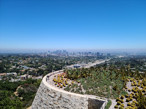 게티 센터에서 바라본 풍경 2. 게티센터 한 건물 옥상에는 여러 종류의 선인장이 심겨 있다. 오른쪽으로는 건물 옥상 위에 있는 선인장이 보이고&amp;#44; 왼쪽으로는 게티 센터 밖의 풍경이 넓게 보인다. 