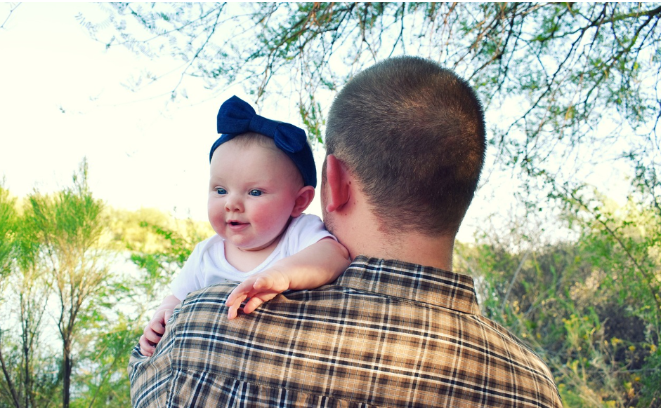 아빠가 아이를 돌보는 모습