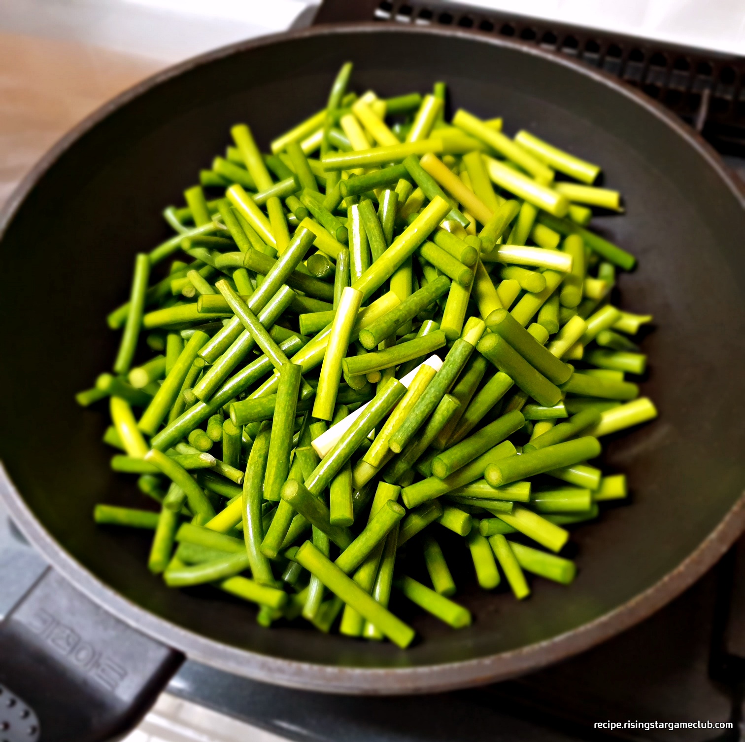 큰 웍에 마늘종을 전부 넣은 사진