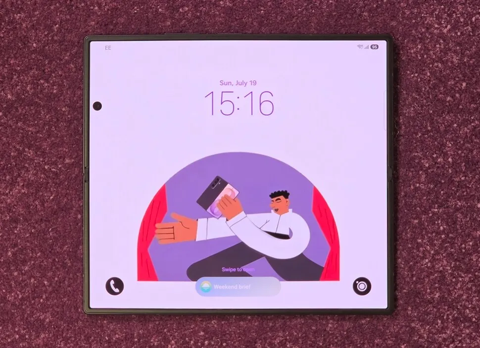 화면 주름을 개선한 갤럭시 제트 폴드8 울트라의 모습.(한겨레기사 발췌))