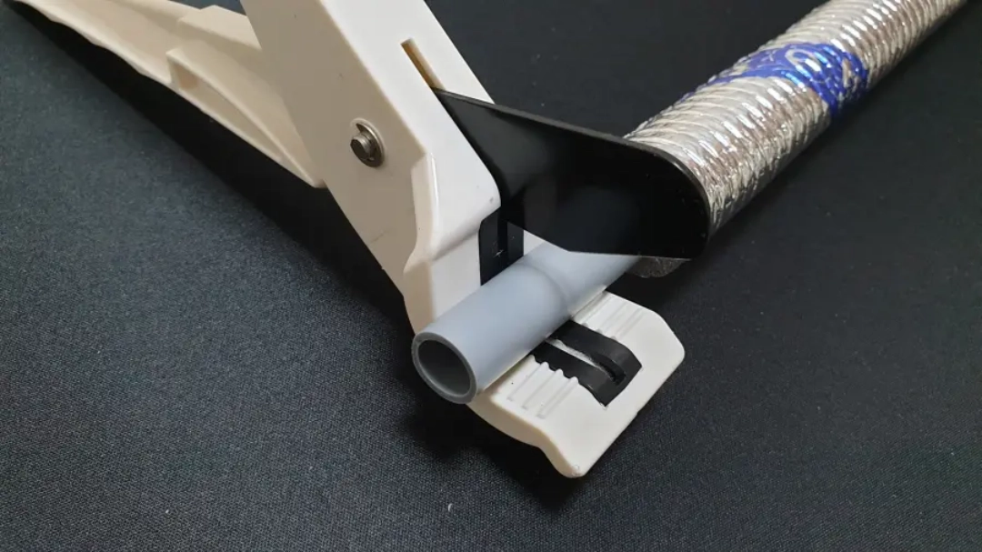 PB관 절단 공구 사용 모습