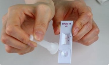 코로나19 자가진단키트 사용하는 모습의 이미지