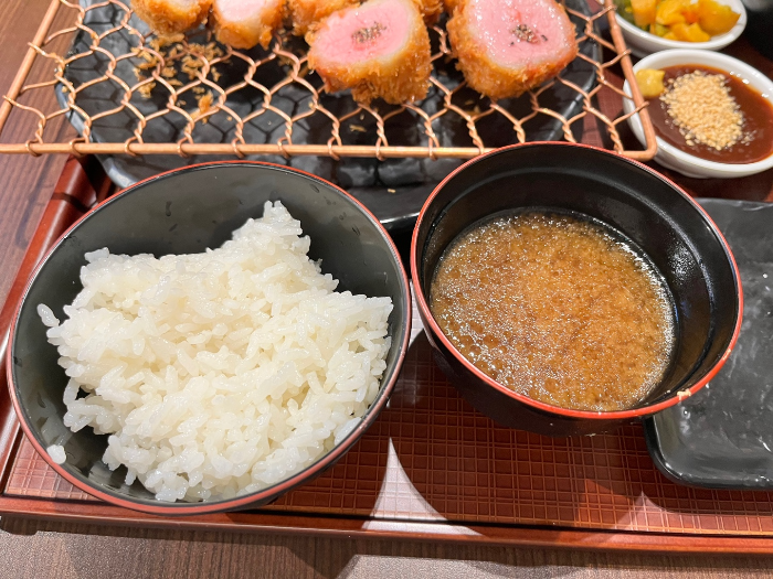 제공되는 밥&amp;#44; 반찬