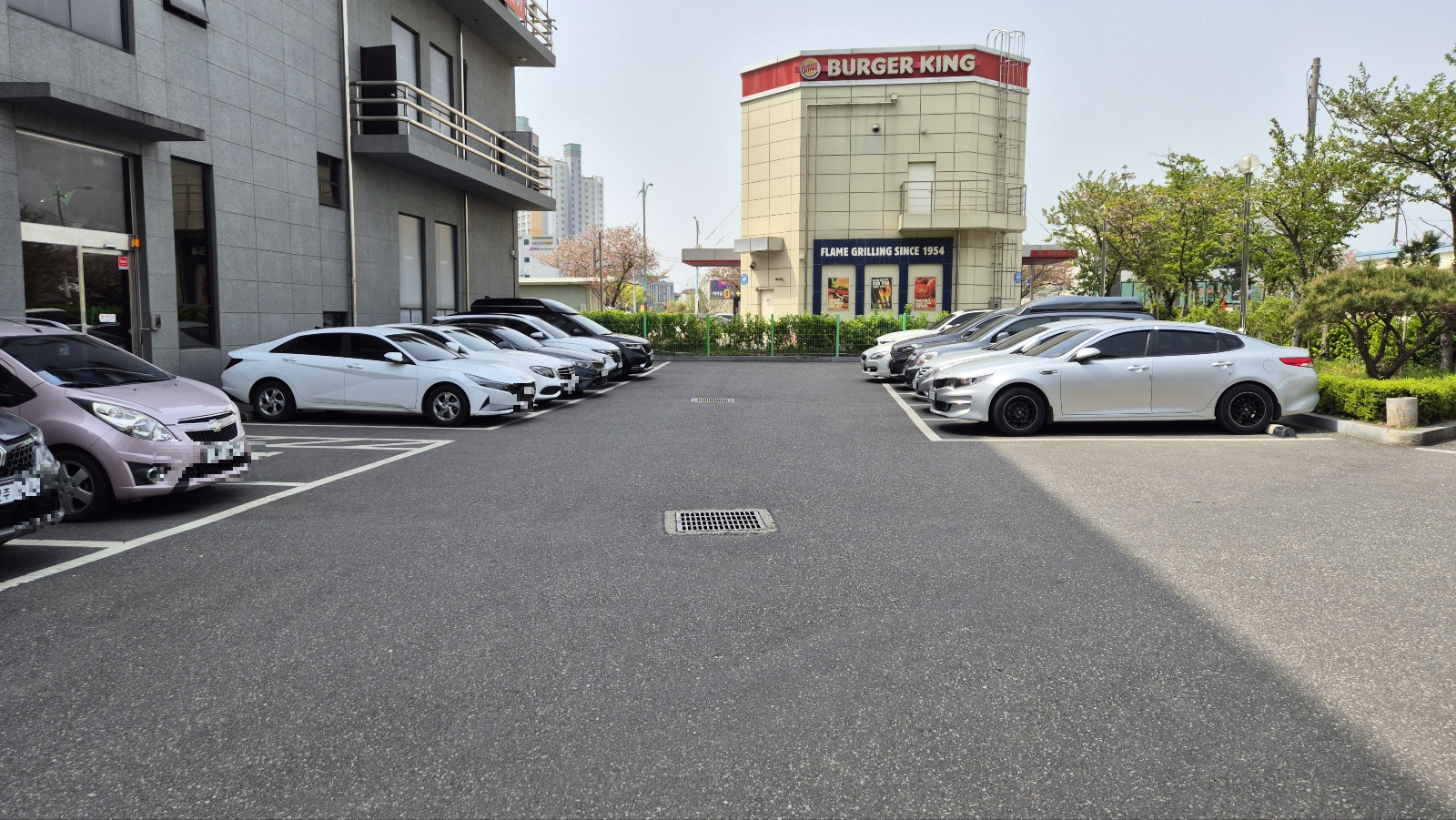 차량으로 가득한 주차장