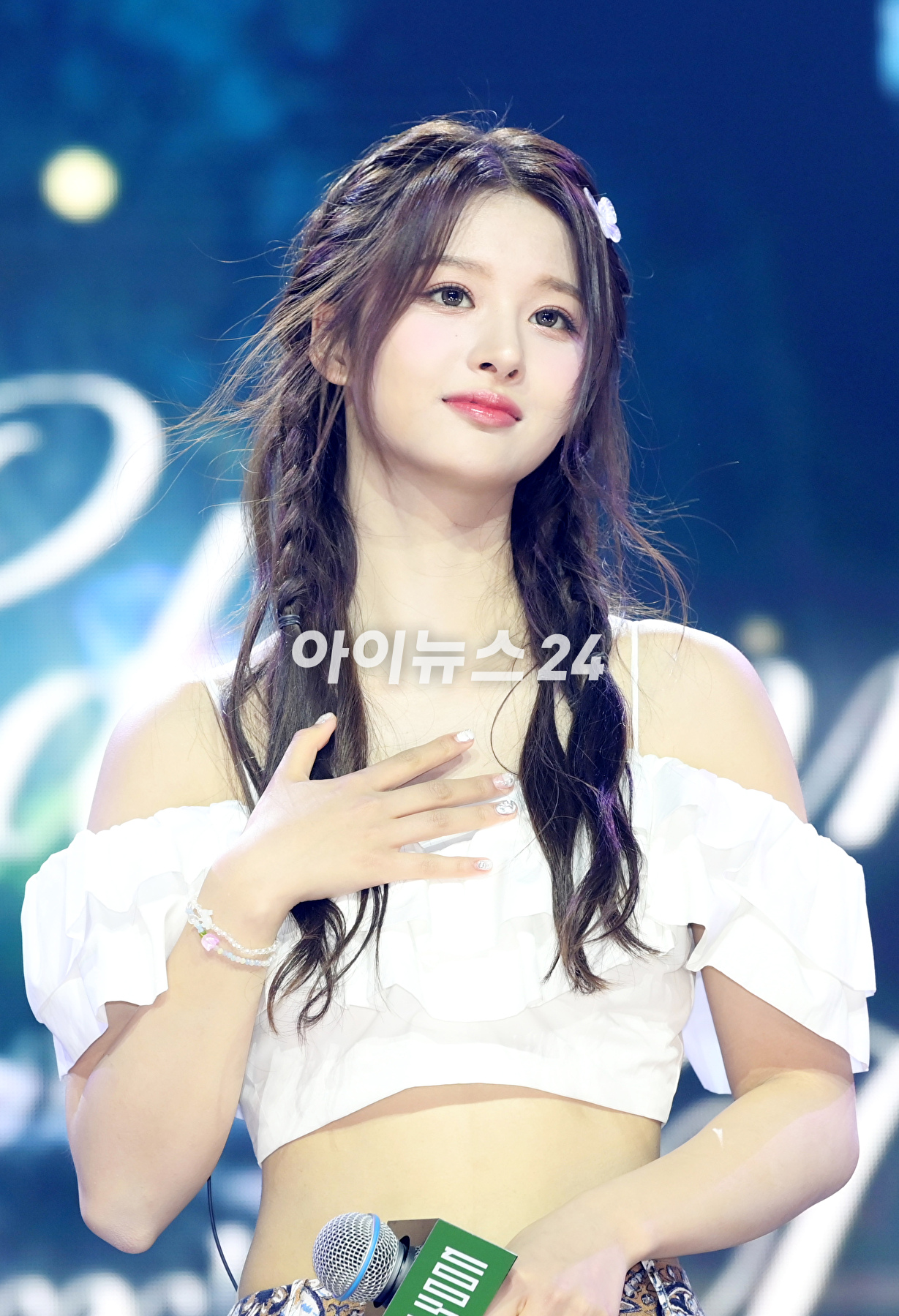 그룹 엔믹스 설윤이 11일 오후 서울 용산구 한남동 블루스퀘어에서 열린 엔믹스(NMIXX) 세 번째 싱글 앨범 '어 미드서머 엔믹스 드림'(A Midsummer NMIXX's Dream) 발매 기념 쇼케이스에서 타이틀곡 '파티 어클락' 무대를 선보이고 있다. [사진=정소희 기자]