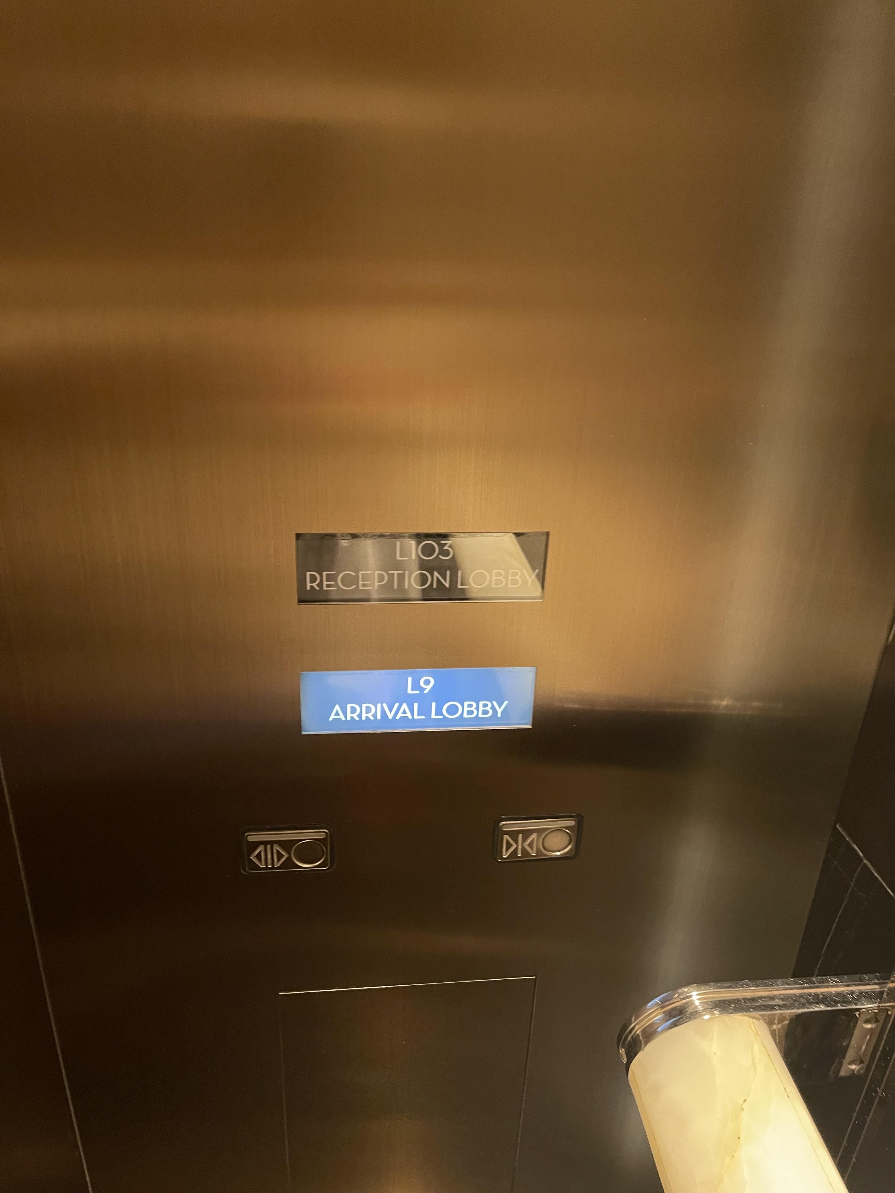 9층 로비와 103층 리셉션 이동 엘레베이터