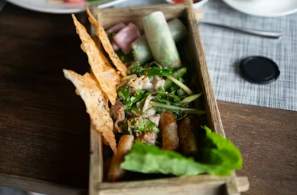식어도 맛있는 피크닉 도시락 메뉴, 두릅 베이컨 말이와 특제 소스