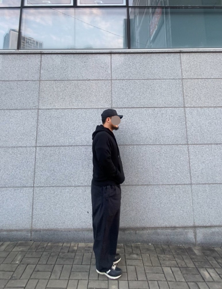 데일리룩('25. 11. 15.)조던 나이키 스포츠 볼캡 모자, 무신사스탠다드 후드티 보아후드티, 어커버 티셔츠, 나이키 트레이닝 벌룬 팬츠, 뉴발란스 스니커즈 480v5 블랙