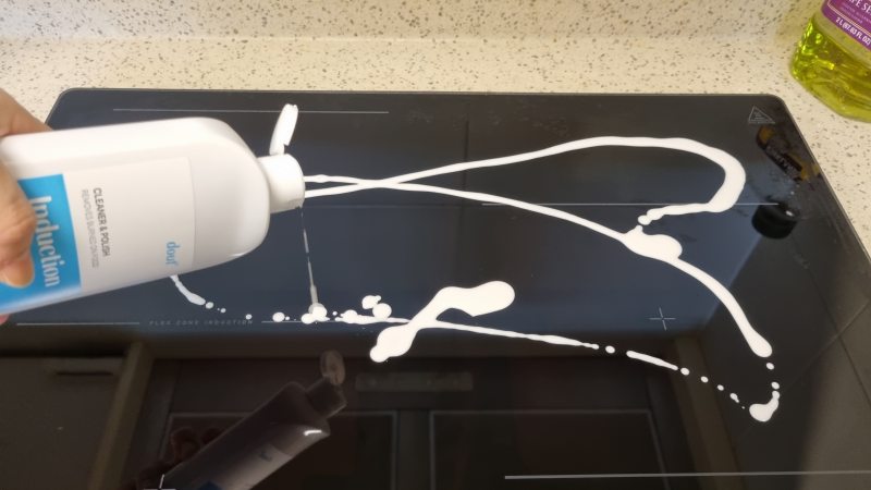 인덕션 세정제 도포하는 사진