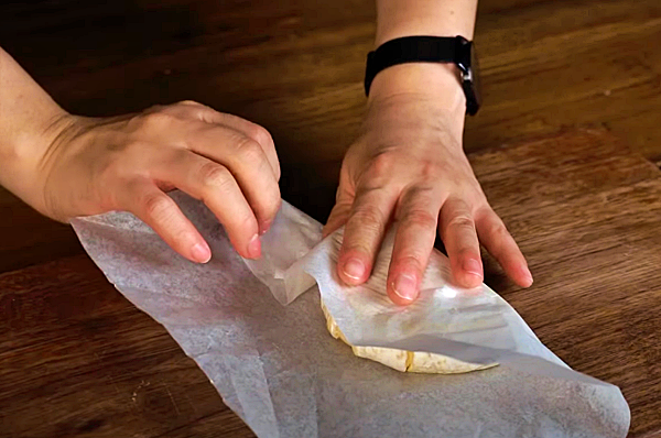 먹고 남은 치즈 보관, 종이 호일로 감싸기_출처:치즈쌤김은주