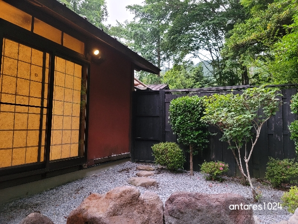 료칸-객실-내부-정원