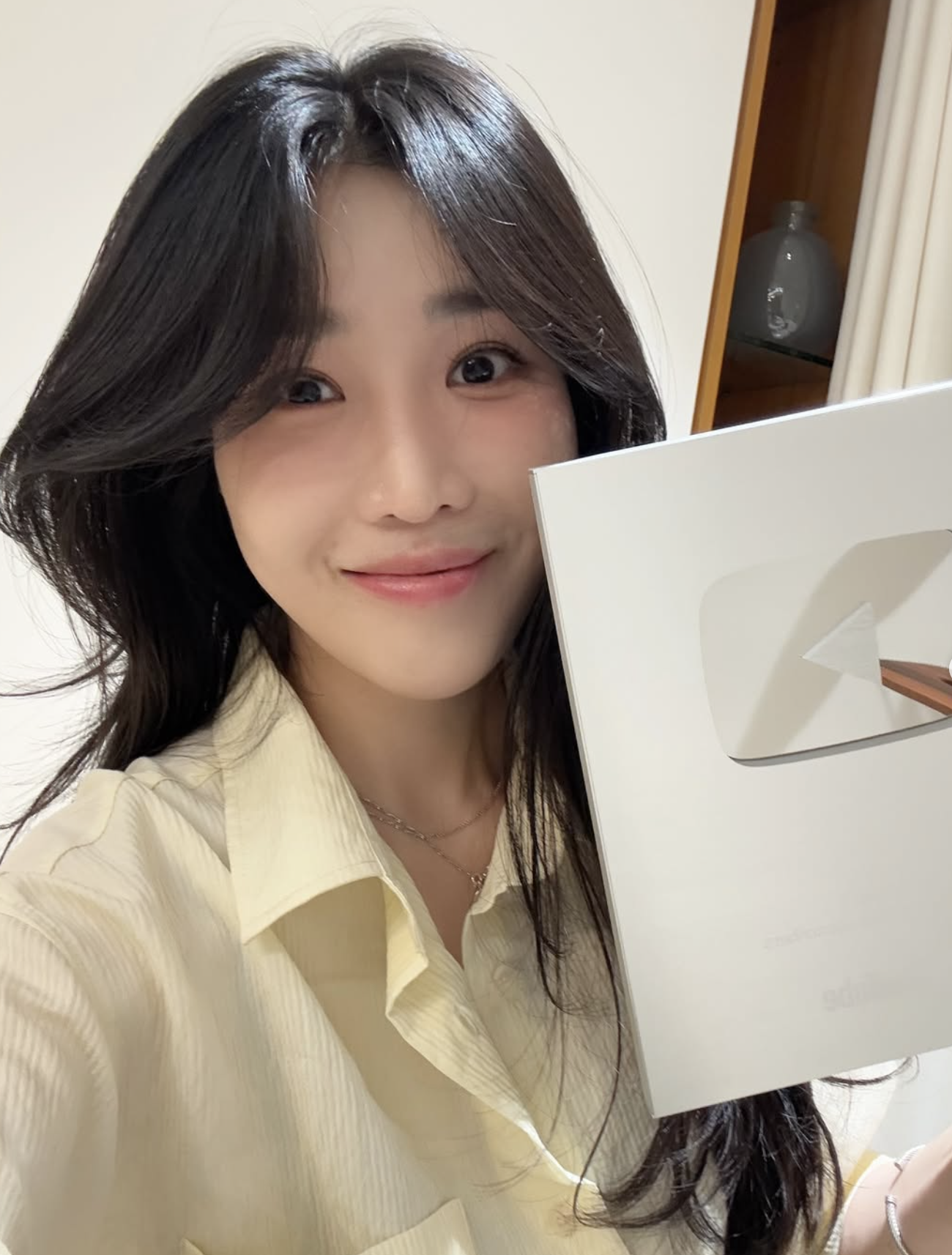 가수 이해리 유튜브 실버버튼 인증사진